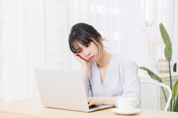 悩む女性
