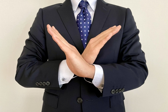 バツをする男性