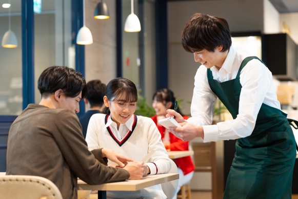 カフェで働く店員とお客さん